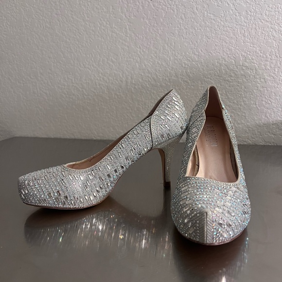 Elegant Silver Women's Shoes - Picture 3 of 8